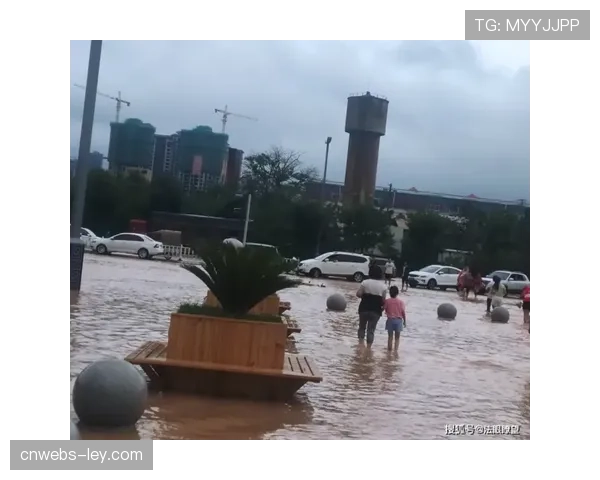 暴雨导致河南队主场部分看台漏水，比赛在雨中进行未中断